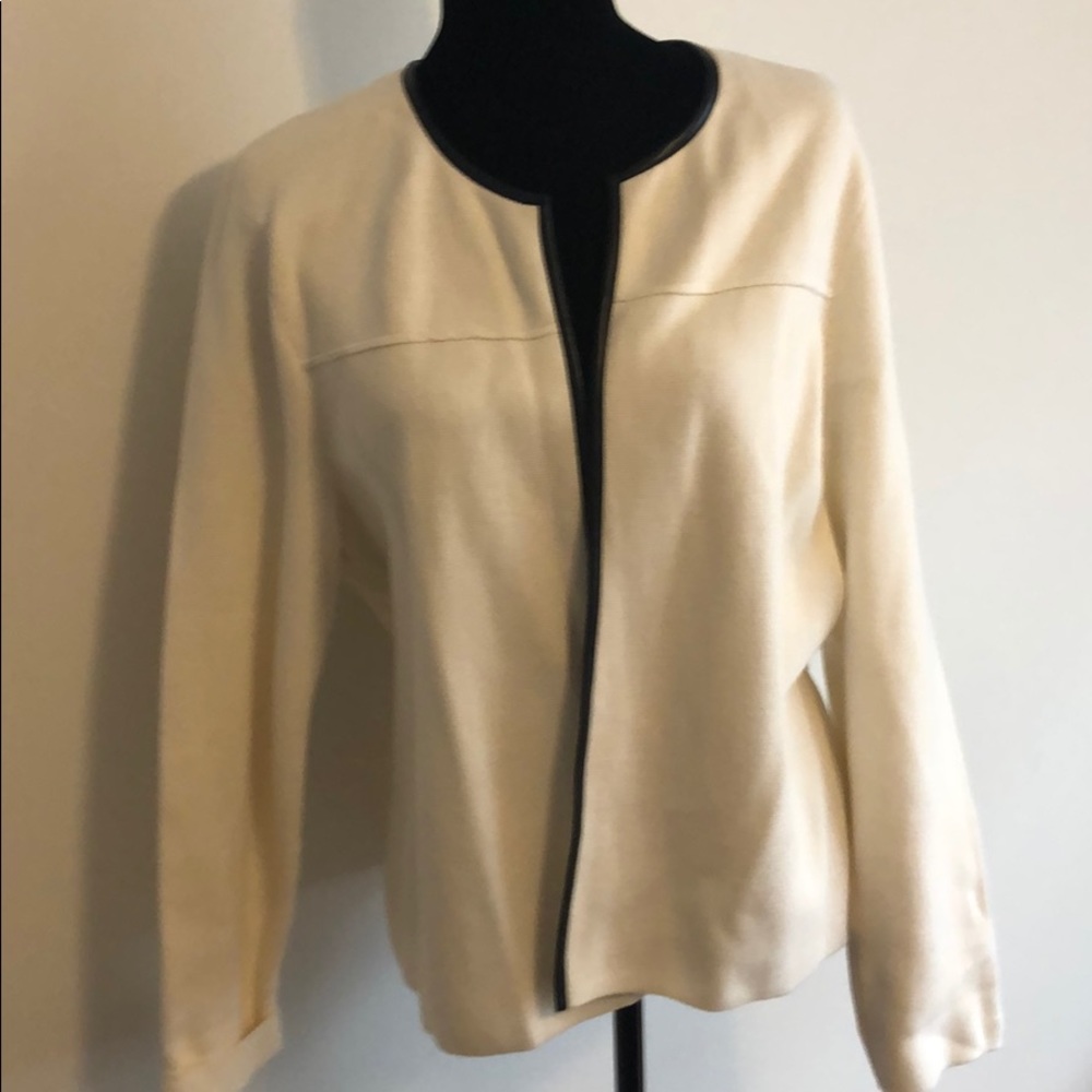 Very nice sweater with leather touch !!!